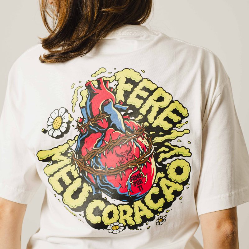 estampa colorida “Fere meu coração” nas costas de uma camiseta off-white