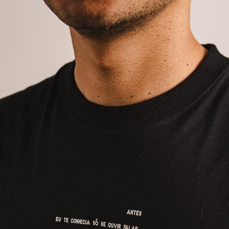 detalhe da gola canelada da camiseta