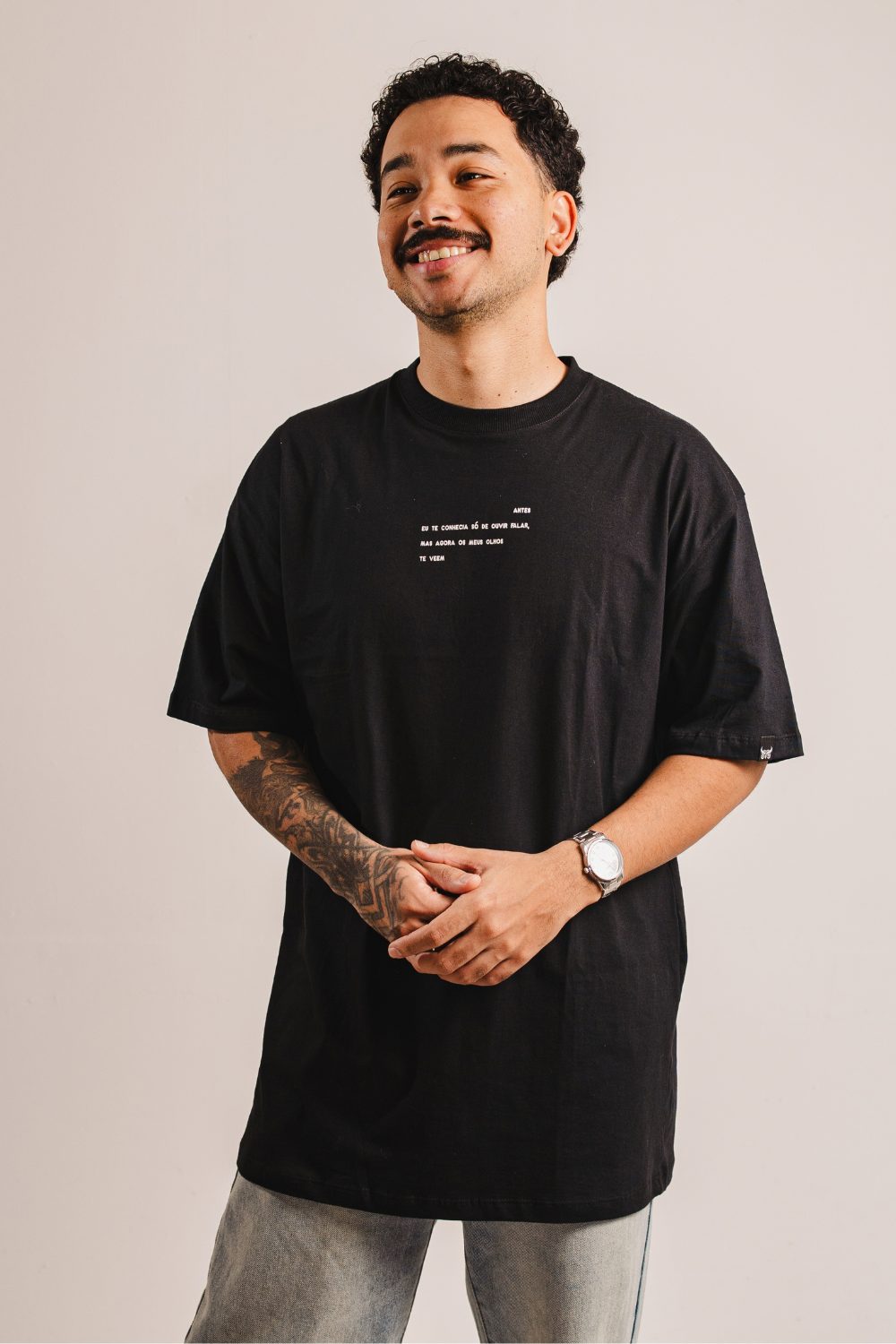 camiseta oversized preta personalizada, vestida por um rapaz
